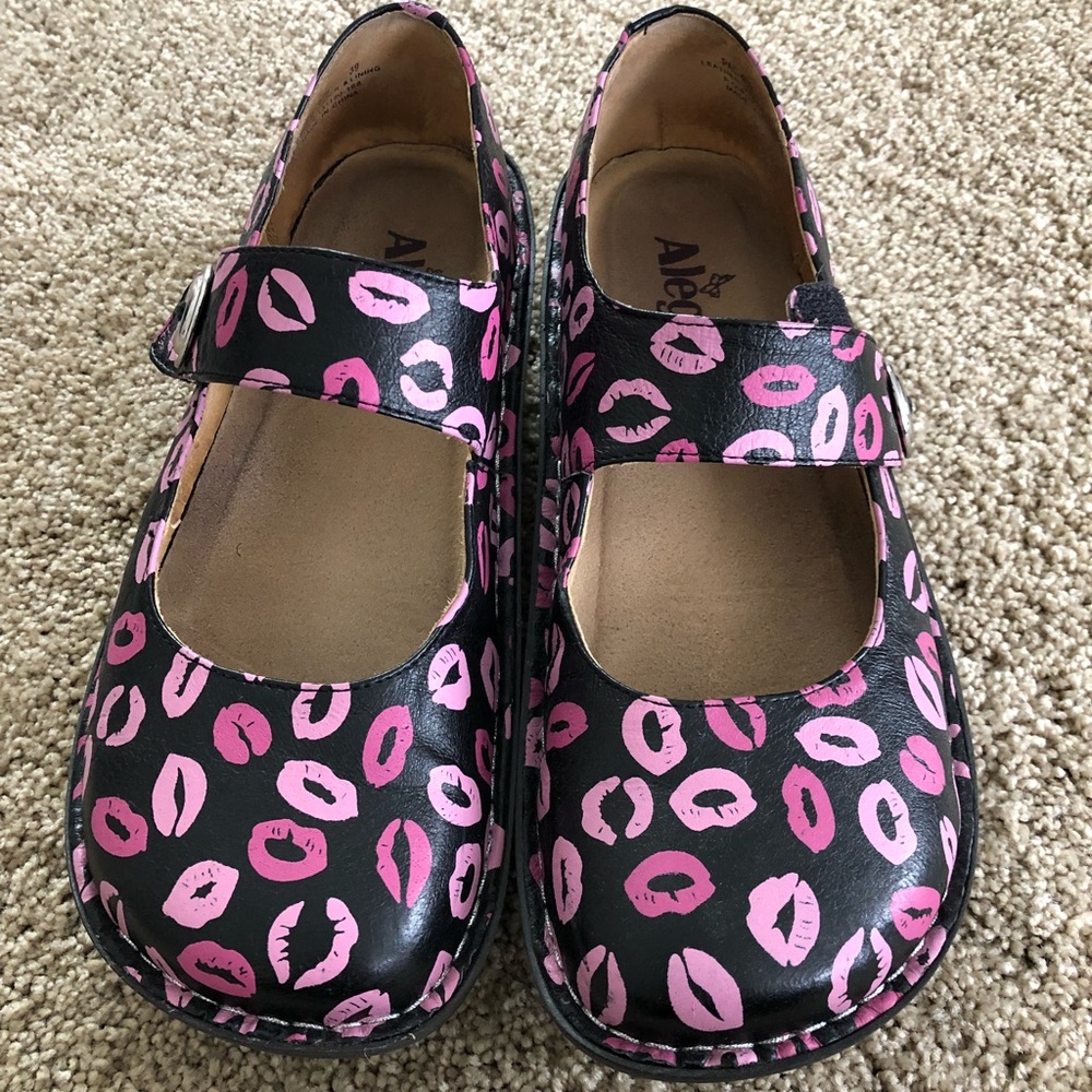 Lip print Alegria Mary Janes.